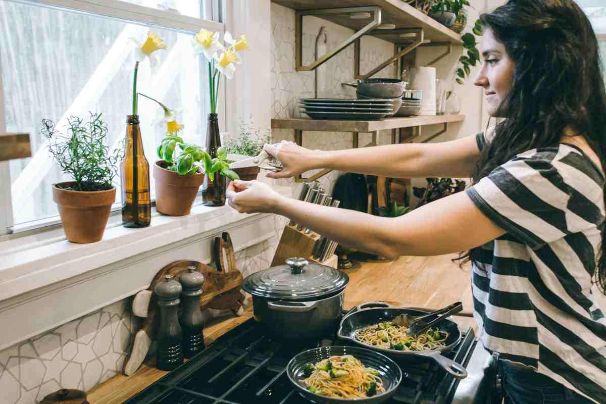 Ragazza che cucina della pasta