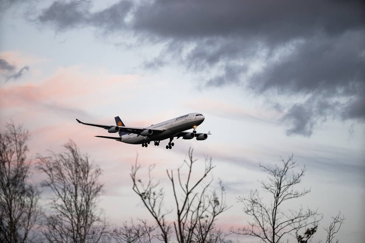 Aereo in volo su cielo autunnale